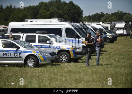 Illegaler Technoparty findet in Osecek, Tschechische Republik, am 30. Juli 2017. Mehr als 5000 Menschen in eine illegale Techno-Party im Osecek, teilzunehmen, obwohl die Polizei rief die Teilnehmer verlassen den Ort und schalten Sie die laute Musik, Michaela Richterova, Sprecherin für die regionale Polizei sagte CTK am j. Sie sagte die Polizei, ihre Forderung zu wiederholen, aber sie planen keine gewaltsamen Eingriffe. Nach Angaben der Polizei sind etwa 600 Fahrzeuge der Teilnehmer im Feld in Osecek, etwa 40 Kilometer östlich von Prag abgestellt. (CTK Foto/Joesf Vostarek) Stockfoto