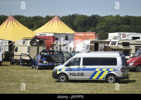 Illegaler Technoparty findet in Osecek, Tschechische Republik, am 30. Juli 2017. Mehr als 5000 Menschen in eine illegale Techno-Party im Osecek, teilzunehmen, obwohl die Polizei rief die Teilnehmer verlassen den Ort und schalten Sie die laute Musik, Michaela Richterova, Sprecherin für die regionale Polizei sagte CTK am j. Sie sagte die Polizei, ihre Forderung zu wiederholen, aber sie planen keine gewaltsamen Eingriffe. Nach Angaben der Polizei sind etwa 600 Fahrzeuge der Teilnehmer im Feld in Osecek, etwa 40 Kilometer östlich von Prag abgestellt. (CTK Foto/Joesf Vostarek) Stockfoto