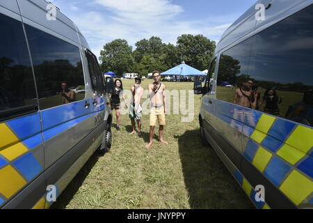 Illegaler Technoparty findet in Osecek, Tschechische Republik, am 30. Juli 2017. Mehr als 5000 Menschen in eine illegale Techno-Party im Osecek, teilzunehmen, obwohl die Polizei rief die Teilnehmer verlassen den Ort und schalten Sie die laute Musik, Michaela Richterova, Sprecherin für die regionale Polizei sagte CTK am j. Sie sagte die Polizei, ihre Forderung zu wiederholen, aber sie planen keine gewaltsamen Eingriffe. Nach Angaben der Polizei sind etwa 600 Fahrzeuge der Teilnehmer im Feld in Osecek, etwa 40 Kilometer östlich von Prag abgestellt. (CTK Foto/Joesf Vostarek) Stockfoto