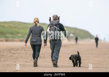 Southport, Merseyside, 23. Juli 2017. Großbritannien Wetter.   Ein schönen sonniger Start in den Tag über der Nordwestküste Englands als Hundebesitzer üben ihre geliebten Haustiere auf dem goldenen Sand von Southport Strand in Merseyside.  Ein unruhiger Tag von heavy Rain mit einigen Teils sonnig wird voraussichtlich dauern den ganzen Tag.  Bildnachweis: Cernan Elias/Alamy Live-Nachrichten Stockfoto