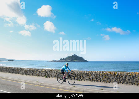 Marazion, Cornwall, UK. 31. Juli 2017. Großbritannien Wetter. Urlauber werden für einen weiteren sonnigen Tag in Süd-west Cornwall, nach einem herrlichen Tag für die meisten Sonntag hoffen. Bildnachweis: Simon Maycock/Alamy Live-Nachrichten Stockfoto