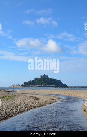 Marazion, Cornwall, UK. 31. Juli 2017. Großbritannien Wetter. Urlauber werden für einen weiteren sonnigen Tag in Süd-west Cornwall, nach einem herrlichen Tag für die meisten Sonntag hoffen. Bildnachweis: Simon Maycock/Alamy Live-Nachrichten Stockfoto