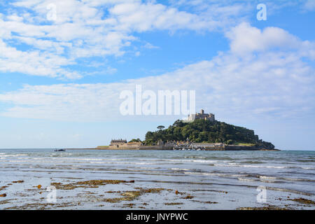 Marazion, Cornwall, UK. 31. Juli 2017. Großbritannien Wetter. Urlauber werden für einen weiteren sonnigen Tag in Süd-west Cornwall, nach einem herrlichen Tag für die meisten Sonntag hoffen. Arbeitnehmer bei St Michaels Mount, die ihren Weg ins "Büro" über die kurze Bootsfahrt von Marazion zur Insel hier zu sehen. Bildnachweis: Simon Maycock/Alamy Live-Nachrichten Stockfoto