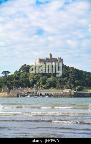 Marazion, Cornwall, UK. 31. Juli 2017. Großbritannien Wetter. Urlauber werden für einen weiteren sonnigen Tag in Süd-west Cornwall, nach einem herrlichen Tag für die meisten Sonntag hoffen. Arbeitnehmer bei St Michaels Mount, die ihren Weg ins "Büro" über die kurze Bootsfahrt von Marazion zur Insel hier zu sehen. Bildnachweis: Simon Maycock/Alamy Live-Nachrichten Stockfoto