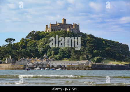 Marazion, Cornwall, UK. 31. Juli 2017. Großbritannien Wetter. Urlauber werden für einen weiteren sonnigen Tag in Süd-west Cornwall, nach einem herrlichen Tag für die meisten Sonntag hoffen. Arbeitnehmer bei St Michaels Mount, die ihren Weg ins "Büro" über die kurze Bootsfahrt von Marazion zur Insel hier zu sehen. Bildnachweis: Simon Maycock/Alamy Live-Nachrichten Stockfoto