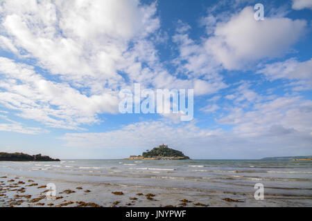 Marazion, Cornwall, UK. 31. Juli 2017. Großbritannien Wetter. Urlauber werden für einen weiteren sonnigen Tag in Süd-west Cornwall, nach einem herrlichen Tag für die meisten Sonntag hoffen. Bildnachweis: Simon Maycock/Alamy Live-Nachrichten Stockfoto