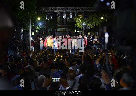 Caracas, Venezuela. 31. Juli 2017. The Venezuelan President Nicolás Maduro (C) spricht neben Wahlkandidaten nach den ersten Ergebnissen der umstrittenen Wahlen für eine verfassungsgebende Versammlung auf der Bolivar-Platz in Caracas, Venezuela, 31. Juli 2017. Laut der nationalen Wahlbehörde teilgenommen 8,1 Millionen Menschen bei den umstrittenen Wahlen für eine Änderung der Verfassung. Foto: Manu Quintero/Dpa/Alamy Live News Stockfoto