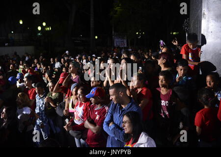 Caracas, Venezuela. 31. Juli 2017. Unterstützer der venezolanische Präsident Maduro hören Sie einen Vortrag von ihm nach den ersten Ergebnissen der umstrittenen Wahlen für eine verfassungsgebende Versammlung auf der Bolivar-Platz in Caracas, Venezuela, 31. Juli 2017. Laut der nationalen Wahlbehörde teilgenommen 8,1 Millionen Menschen bei den umstrittenen Wahlen für eine Änderung der Verfassung. Foto: Manu Quintero/Dpa/Alamy Live News Stockfoto