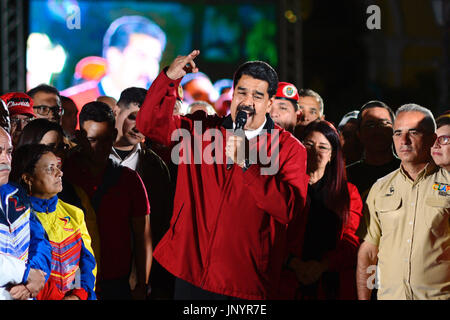 Caracas, Venezuela. 31. Juli 2017. Dpatop - spricht The Venezuelan President Nicolás Maduro (C) neben Wahlkandidaten nach den ersten Ergebnissen der umstrittenen Wahlen für eine verfassungsgebende Versammlung auf der Bolivar-Platz in Caracas, Venezuela, 31. Juli 2017. Laut der nationalen Wahlbehörde teilgenommen 8,1 Millionen Menschen bei den umstrittenen Wahlen für eine Änderung der Verfassung. Foto: Manu Quintero/Dpa/Alamy Live News Stockfoto