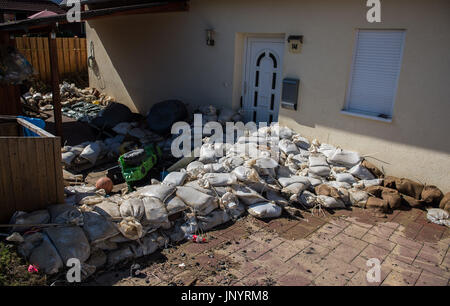 Hildesheim, Deutschland. 31. Juli 2017. Sandsäcke liegen vor einem Wohnhaus in Iztum Viertel in Hildesheim, Deutschland, 31. Juli 2017. Kontinuierliche Niederschläge führen zu Überschwemmungen in einigen Städten des Landes Niedersachsen. Foto: Silas Stein/Dpa/Alamy Live News Stockfoto