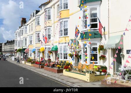 Weymouth, Dorset, UK. 31. Juli 2017.  Großbritannien Wetter.    Die Strandpromenade Pensionen in das Seebad Weymouth in Dorset an einem Morgen bewölkt und sonnigen Zauber.  Bildnachweis: Graham Hunt/Alamy Live-Nachrichten Stockfoto