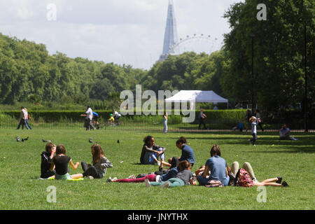 London, UK. 31. Juli 2017. Menschen genießen das milde Wetter und warmen Temperaturen im Hyde Park in London am letzten Tag von Juli Credit: Amer Ghazzal/Alamy Live-Nachrichten Stockfoto