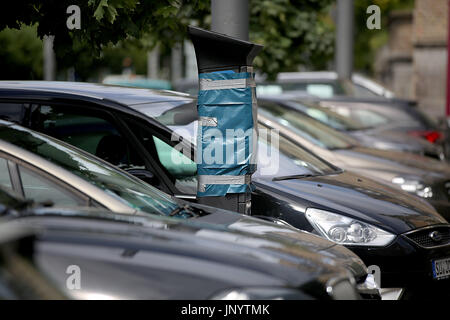 Königswinter, Deutschland. 31. Juli 2017. Eine Parkuhr ist mit einer Plastiktüte bedeckt, klebt es in Königswinter, Deutschland, 31. Juli 2017. Aufgrund von Unklarheiten bezüglich der neuen Gebührenordnung dürfen Autofahrer derzeit kostenlos parken in der Altstadt von Königswinter am Rhein. Alle Parkuhren wurden mit blauen Plastiktüten bedeckt. Foto: Oliver Berg/Dpa/Alamy Live News Stockfoto