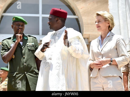 Niamey, Niger. 31. Juli 2017. Deutsche Verteidigungsministerin Ursula von der Leyen spricht mit ihrem nigrischen Amtskollegen Kalla Moutari in Niamey, Niger, 31. Juli 2017. Foto: Britta Pedersen/Dpa/Alamy Live News Stockfoto