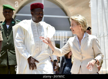 Niamey, Niger. 31. Juli 2017. Deutsche Verteidigungsministerin Ursula von der Leyen spricht mit ihrem nigrischen Amtskollegen Kalla Moutari in Niamey, Niger, 31. Juli 2017. Foto: Britta Pedersen/Dpa/Alamy Live News Stockfoto