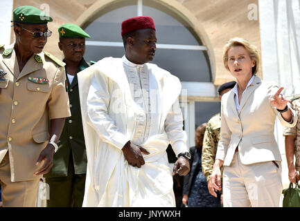 Niamey, Niger. 31. Juli 2017. Deutsche Verteidigungsministerin Ursula von der Leyen spricht mit ihrem nigrischen Amtskollegen Kalla Moutari in Niamey, Niger, 31. Juli 2017. Foto: Britta Pedersen/Dpa/Alamy Live News Stockfoto