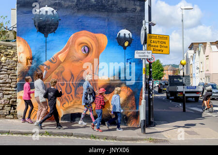 Bristol, UK. 31. Juli 2017. Menschen zu Fuß entlang der North Street in Bedminster sind abgebildet, wie sie für das Upfest Festival erstelltes Bildmaterial vorbeigehen. Upfest über drei Tage stattfindet ist Europas größtes kostenloses, street Art & Graffiti-Festival und befindet sich nun im neunten Jahr. Bildnachweis: Lynchpics/Alamy Live-Nachrichten Stockfoto