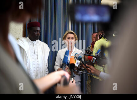 Niamey, Niger. 31. Juli 2017. Deutsche Verteidigungsministerin Ursula von der Leyen treffen nigrischen Präsidenten Mahamadou Issoufou in Niamey, Niger, 31. Juli 2017. Foto: Britta Pedersen/Dpa/Alamy Live News Stockfoto