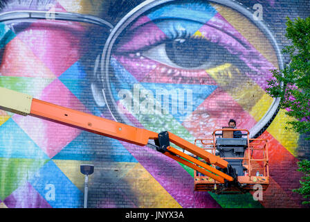 Künstlers Eduardo Kobra ist abgebildet, wie er auf eine Riesen große John Lennon-Wandbild am Upfest 2017, Europas größte frei, street Art & Graffiti-Festival funktioniert Stockfoto