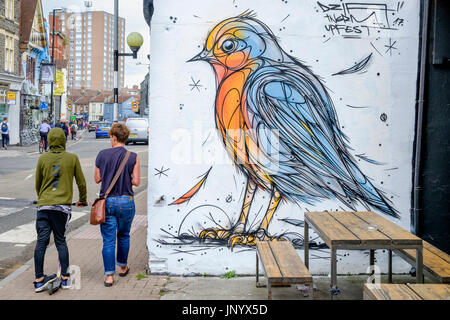 Bristol, UK. 31. Juli 2017. Menschen zu Fuß entlang der North Street in Bedminster sind abgebildet, wie sie für das Upfest Festival erstelltes Bildmaterial vorbeigehen. Upfest über drei Tage stattfindet ist Europas größtes kostenloses, street Art & Graffiti-Festival und befindet sich nun im neunten Jahr. Bildnachweis: Lynchpics/Alamy Live-Nachrichten Stockfoto