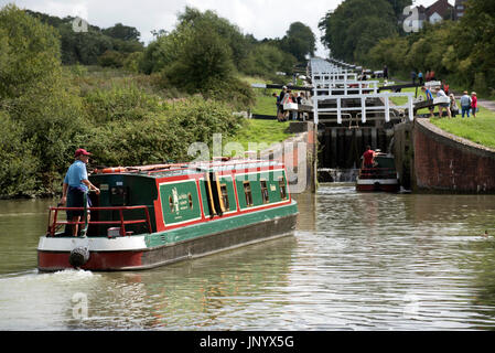 Urlauber, die auf ihre Weise herauf die berühmten Caen Hügel-Flug von Sperren auf der Kennet & Avon Canal, Devizes, Wiltshire UK heute früh. Der Flug von 16 Schleusen dauert zwischen zwei und drei Stunden Klettern. 31. Juli 2017. Stockfoto