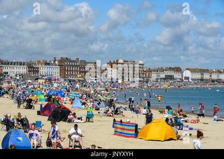 Weymouth, Dorset, UK. 31. Juli 2017. Großbritannien Wetter. Urlauber strömen an einem warmen sonnigen Nachmittag an den Strand um das Seebad Weymouth in Dorset. Bildnachweis: Graham Hunt/Alamy Live-Nachrichten Stockfoto