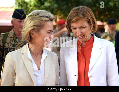 Niamey, Niger. 31. Juli 2017. Deutsche Verteidigungsministerin Ursula von der Leyen und ihr französisches Pendant Florence Parly Inspektion zusammen Bau Sitte der RHQ G5 Sahelzone in Niamey, Niger, 31. Juli 2017. Foto: Britta Pedersen/Dpa/Alamy Live News Stockfoto