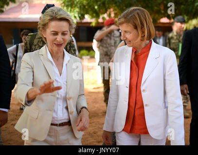 Niamey, Niger. 31. Juli 2017. Deutsche Verteidigungsministerin Ursula von der Leyen und ihr französisches Pendant Florence Parly Inspektion zusammen Bau Sitte der RHQ G5 Sahelzone in Niamey, Niger, 31. Juli 2017. Foto: Britta Pedersen/Dpa/Alamy Live News Stockfoto