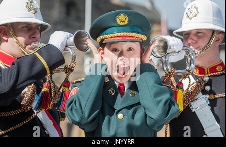 Edinburgh, UK. 31. Juli 2017. Sergeant Ayami Nakama Japanisch Defense force Band, Sgt Nathan Crossley und Jason Morris von der königlichen Marine Band The Royal Edinburgh Military Tattoo zeigt eine Reihe von internationalen Acts anlässlich der diesjährigen Splash Tartan - Schottlands August Spektakel kehrt mit einer stellaren Linie der weltweit besten militärischen Performer The Royal Edinburgh Military Tattoo zu feiern soll, Enthüllung einer stellaren Linie bis Handlungen soll auf Schottlands Hauptstadt für das Jahr 2017 steigen zeigen heute (Montag 31 Juli). Bildnachweis: IAN GEORGESON/Alamy Live-Nachrichten Stockfoto