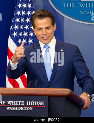 Reporters Fragen beantwortet eingehende weiße Haus Kommunikations-Direktor Anthony Scaramucci während seiner ersten Pressekonferenz während seinem ersten Tag auf der Baustelle in Brady Press Briefing Room des weißen Hauses in Washington, DC auf Freitag, 21. Juli 2017.  Während seiner Eröffnungsrede Scaramucci angekündigt, dass Sarah Huckabee Sanders als Pressesprecher von Sean Spicer übernehmen würde. Bildnachweis: Ron Sachs / CNP /MediaPunch Stockfoto