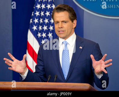 Reporters Fragen beantwortet eingehende weiße Haus Kommunikations-Direktor Anthony Scaramucci während seiner ersten Pressekonferenz während seinem ersten Tag auf der Baustelle in Brady Press Briefing Room des weißen Hauses in Washington, DC auf Freitag, 21. Juli 2017.  Während seiner Eröffnungsrede Scaramucci angekündigt, dass Sarah Huckabee Sanders als Pressesprecher von Sean Spicer übernehmen würde. Bildnachweis: Ron Sachs / CNP /MediaPunch Stockfoto