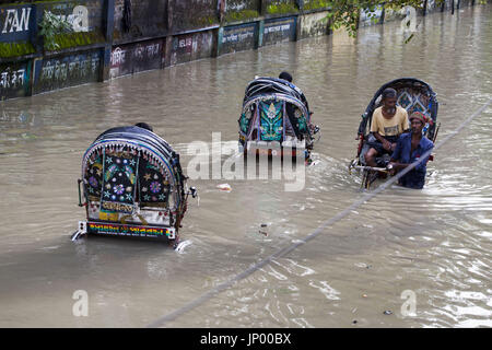 26. Juli 2017 - Dhaka, Dhaka, Bangladesch - 26. Juli 2017 Dhaka, Bangladesch Â €"Rikscha-Puller im Bereich Wasser Protokollierung Chittagong. Jeden Tag steht die Stadt Chittagong unübertroffene Staunässe in diesem Jahr durch Ansteigen des Meeresspiegels, kürzliche Freilassung von Wasser aus dem Kaptai See, Aussetzung der Karnaphuli Fluß Baggerarbeiten. Die Weltbank (WB) hat zusätzliche $ 47,5 Millionen zur Verbesserung der Wasserversorgung, Abwasserentsorgung und Entwässerung Infrastruktur in Chittagong, mit dem Ziel der Unterstützung etwa 650.000 Einwohner des Landes bester Hafen Stadt erhalten Sie Zugang zu sicheren und zuverlässigen Wasser genehmigt. (Kredit-Bild: © Stockfoto