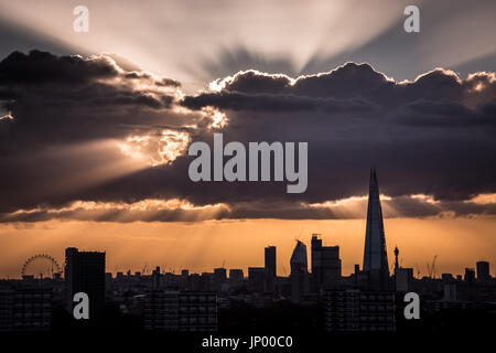 London, UK. 31. Juli 2017. UK-Wetter: Der Shard Wolkenkratzer bauen mit dramatischen Sonnenstrahlen während Sonnenuntergang © Guy Corbishley/Alamy Live-Nachrichten Stockfoto