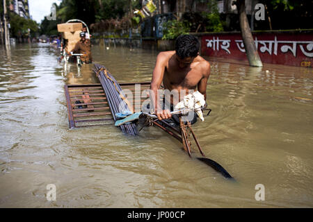 26. Juli 2017 - Dhaka, Dhaka, Bangladesch - 26. Juli 2017 Dhaka, Bangladesch Â €"Rickshaw Abziehvorrichtung Transport im Wasser Login Bereich Chittagong. Jeden Tag steht die Stadt Chittagong unübertroffene Staunässe in diesem Jahr durch Ansteigen des Meeresspiegels, kürzliche Freilassung von Wasser aus dem Kaptai See, Aussetzung der Karnaphuli Fluß Baggerarbeiten. Die Weltbank (WB) hat zusätzliche $ 47,5 Millionen zur Verbesserung der Wasserversorgung, Abwasserentsorgung und Entwässerung Infrastruktur in Chittagong, mit dem Ziel der Unterstützung etwa 650.000 Einwohner des Landes bester Hafen Stadt erhalten Sie Zugang zu sicheren und zuverlässigen Wasser genehmigt. (Kredit Ima Stockfoto