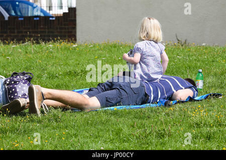 Hatton Cross. London, UK. 31. Juli 2017. Menschen genießen Sie trockenen und sonnigen Tag in einem Feld in der Nähe von Hatton Cross. Bildnachweis: Dinendra Haria/Alamy Live-Nachrichten Stockfoto