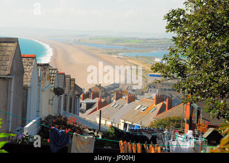 Wren, UK. 31. Juli 2017. Großbritannien Wetter. Warmen und sonnigen Wetter sorgt für einen großen Waschtag im südlichsten, mit Blick auf Chesil Beach Credit: Stuart Fretwell/Alamy Live-Nachrichten Stockfoto