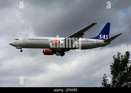 Heathrow Airport. London, UK. 31. Juli 2017. Gewitterwolken über dem Flughafen Heathrow als SAS-Ansätze für die Landung. Bildnachweis: Dinendra Haria/Alamy Live-Nachrichten Stockfoto