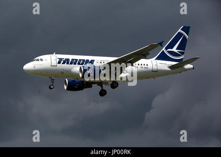 Heathrow Airport. London, UK. 31. Juli 2017. Gewitterwolken über dem Flughafen Heathrow als Tarom Ansätze für die Landung. Bildnachweis: Dinendra Haria/Alamy Live-Nachrichten Stockfoto