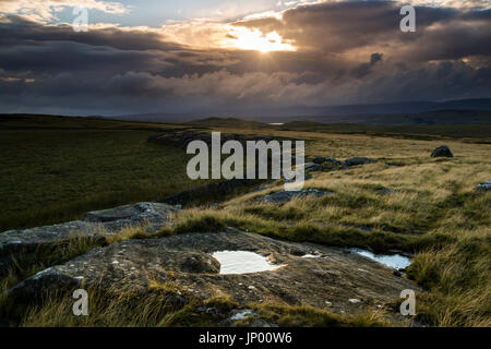 Baldersdale, Teesdale, County Durham UK.  Montag, 31. Juli 2017. Großbritannien Wetter.  Nach einem kühlen Tag Regen und stürmischen Wind durchbricht die Sonne Gewitterwolken über dem Norden Pennine Moors der Baldersdale in der Grafschaft Durham. Bildnachweis: David Forster/Alamy Live-Nachrichten. Stockfoto