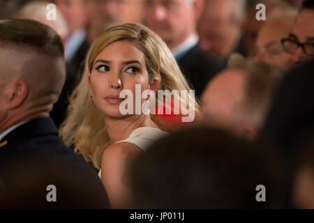 Washington DC, 31. Juli 2017, USA: Ivanka Trump, ein White House Special Assistant und die Tochter von Präsident Donald J. Trump schließt sich das Publikum, bevor Trump vergibt die erste Medal Of Honor-Medaille in seiner Präsidentschaft zu ehemaligen Armee Sanitäter James McCoughan für seine Verdienste während der Vietnam-Krieg, in einer Zeremonie im Weißen Haus in Washington DC. Patsy Lynch/MediaPunch Stockfoto