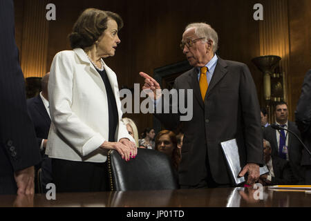 Washington, District Of Columbia, USA. 12. Juli 2017. Ehemaliger Senator SAM NUNN (R -GA) spricht mit Senator DIANNE FEINSTEIN (D -CA) vor dem Christopher Wrays Anhörung vor dem Justizausschuss des Senats zu FBI-Direktor auf dem Capitol Hill. Bildnachweis: Alex Edelman/ZUMA Draht/Alamy Live-Nachrichten Stockfoto