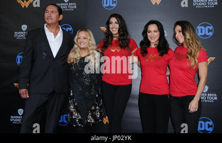 Burbank, CA, USA. 31. Juli 2017. 31. Juli 2017: Burbank, Kalifornien: Lucy Davis, Eugene Brave Rock, Caitlin Dechelle, Samantha Jo, Mickey Facchinello. Warner Bros Studio Tour Hollywood fügt Wonder Woman Exhibit in DC Universe: The Exhibit in Warner Bros. Hinzu Studios in Burbank. Foto: Birdie Thompson/Admedia Stockfoto