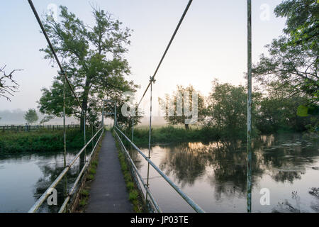 Hängebrücke über den Fluss Avon in Burgate, Avon Valley, Fordingbridge, Hampshire, Großbritannien Stockfoto