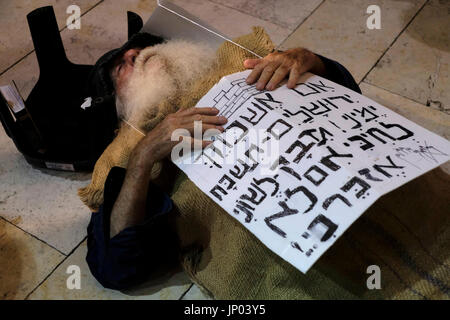 Israel, Jerusalem 31. Juli. Orthodoxen jüdischen Mann Trauer an Tisha B'Av fest an der Klagemauer in Jerusalem Israel am 31. Juli 2017. Tisha B'Av ist eine jährliche schnell Tag im Judentum, die schnelle erinnert an die Zerstörung des Ersten und Zweiten Tempel in Jerusalem, die über 656 Jahre auseinander, aber auf das gleiche Datum. Dementsprechend ist der Tag wurde gerufen, der Mischest Tag in der jüdischen Geschichte. Stockfoto