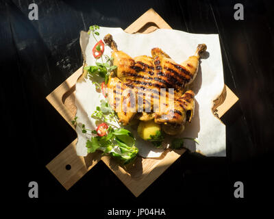 Hähnchen Grill ohne Knochen... auf den Flügeln. Mariniert in Thai Marinade: Knoblauch, Sojasauce, Kurkuma und Curry, Zitronengras und Kaffirlaym. Stockfoto