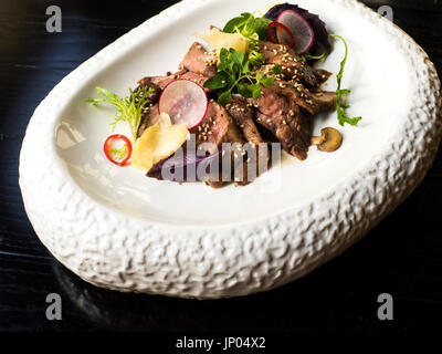 Verschlafene Lamm terraic in Fleisch-Sauce und Shiitake-Pilzen Stockfoto