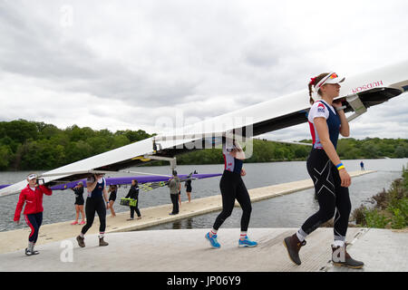 Mitglieder des kollegialen Teams gehen Sie das Dock am Schuylkill River im Abschnitt Fairmount Park von Philadelphia, PA Stockfoto