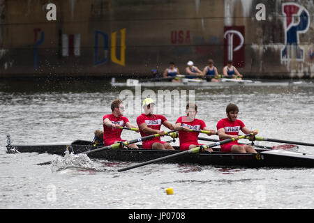 Mitglieder der Stiftskirche Besatzung konkurrieren in der jährlichen Dad Vail Regatta auf dem Schuylkill River im Abschnitt Fairmount Park von Philadelphia, PA Stockfoto