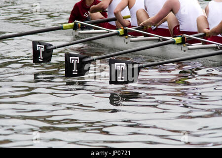 Mitglieder der Stiftskirche Besatzung konkurrieren in der jährlichen Dad Vail Regatta auf dem Schuylkill River im Abschnitt Fairmount Park von Philadelphia, PA Stockfoto