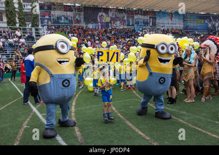 Bangkok, Thailand - 23. Dezember: Eltern und Schüler der St. Gabriel College parade in der Schule-Stadion in Christmas Fair 2015 Stockfoto